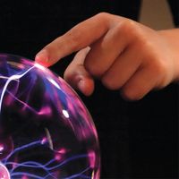 Sfera al plasma con raggi luminosi - Discovery Mindblown