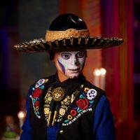 Ken Dia De Muertos con Abito Tradizionale e Volto Dipinto a Tema Calavera - Barbie - Barbie