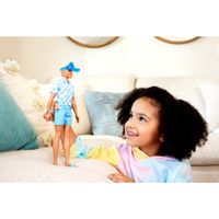 Ken con costume da bagno, abbigliamento da spiaggia, accessori e arredamento - Barbie