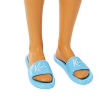 Ken con costume da bagno, abbigliamento da spiaggia, accessori e arredamento - Barbie
