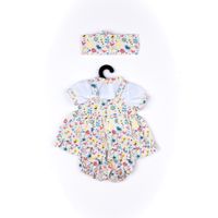 Vestitino a salopette con pantaloncino, maglietta  e fascia in fantasia floreale. per My FAO Doll 40 cm - FAO Schwarz