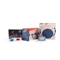 Libro di storie "Alla scoperta della scatola spaziale Le Jardin du Moulin" con Torcia Proiettore magiche storie - Moulin Roty - Moulin Roty