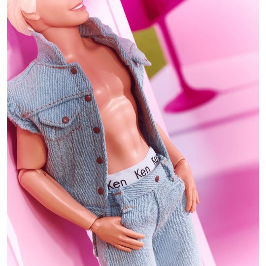 Ken con completo di jeans coordinato dal film Barbie, da collezione - Barbie