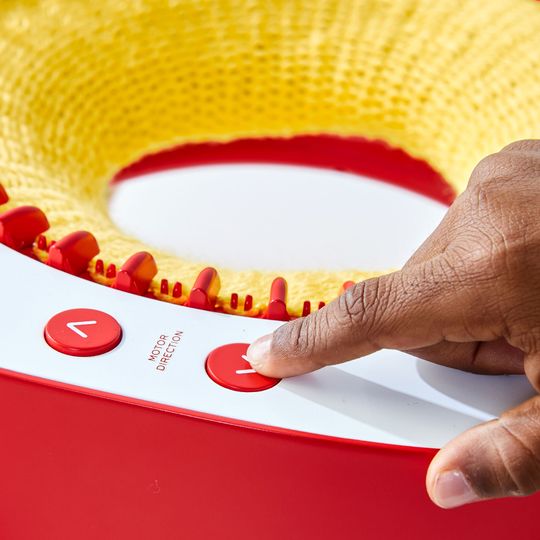 Set per cucire a maglia Custome Threads Power Knitting Station - FAO Schwarz