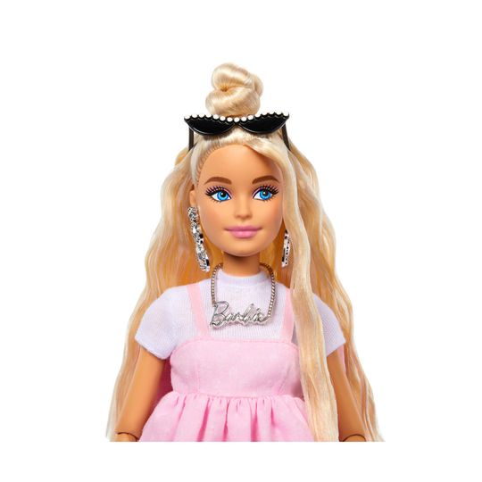 Barbie Deluxe Style Pastello – Bambola con Chignon Biondo e Abito Rosa Barbiecore, Accessori Inclusi - Barbie