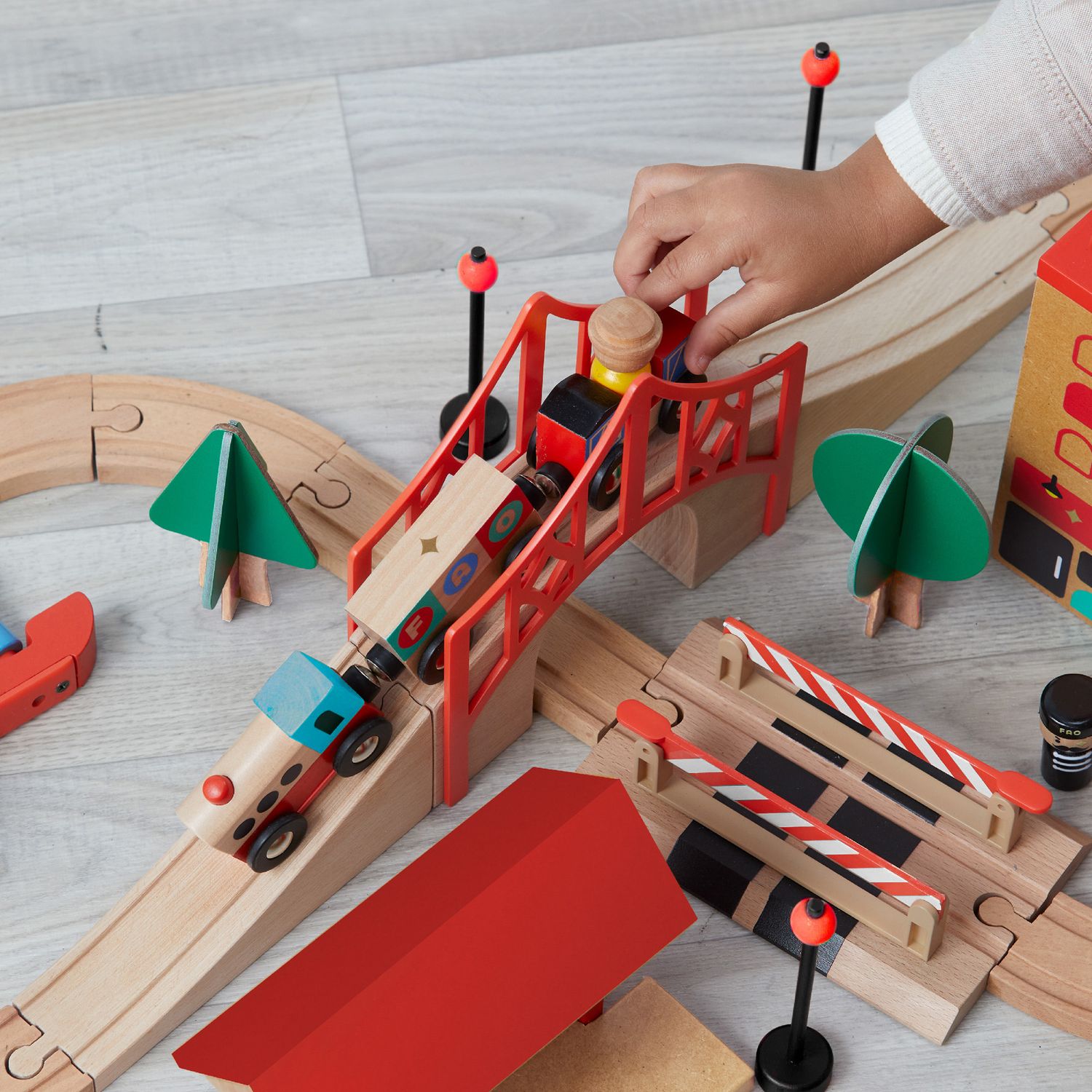 Playset trenino in legno con pista e città - FAO Schwarz