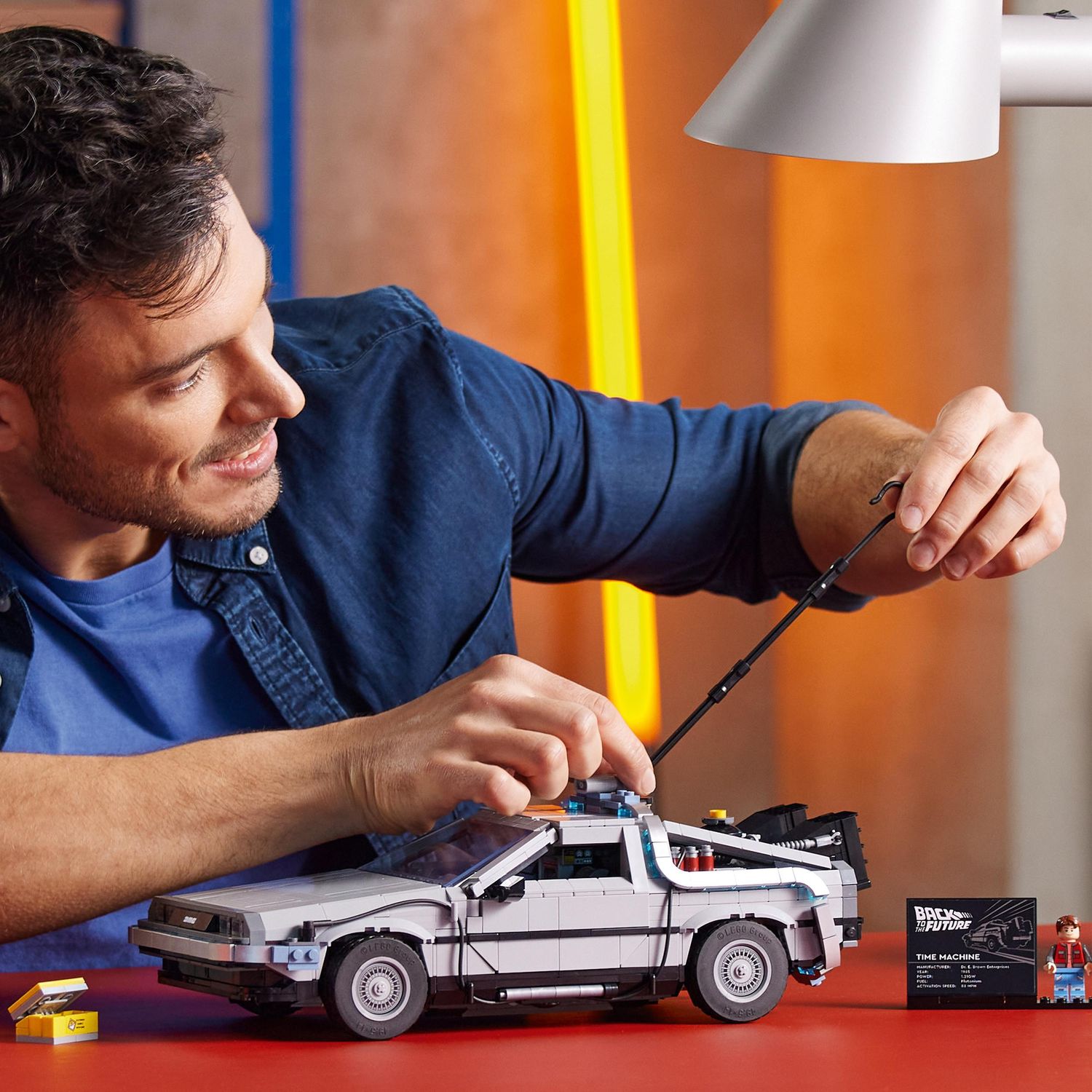 LEGO Icons 10300 Macchina del Tempo Ritorno al Futuro, Delorean con Minifigure di Doc e Marty McFly - LEGO