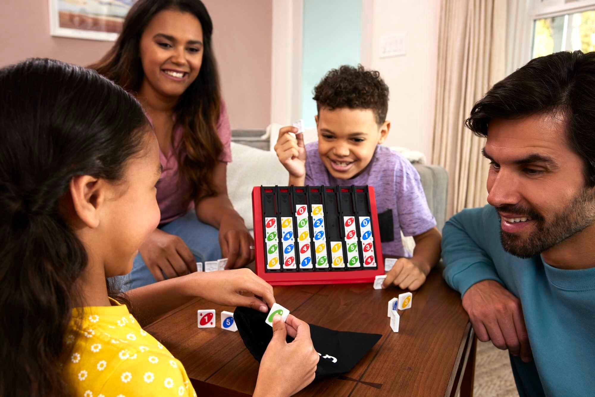 UNO Quattro, posiziona quattro tessere e abbina colore e numero - Mattel Games