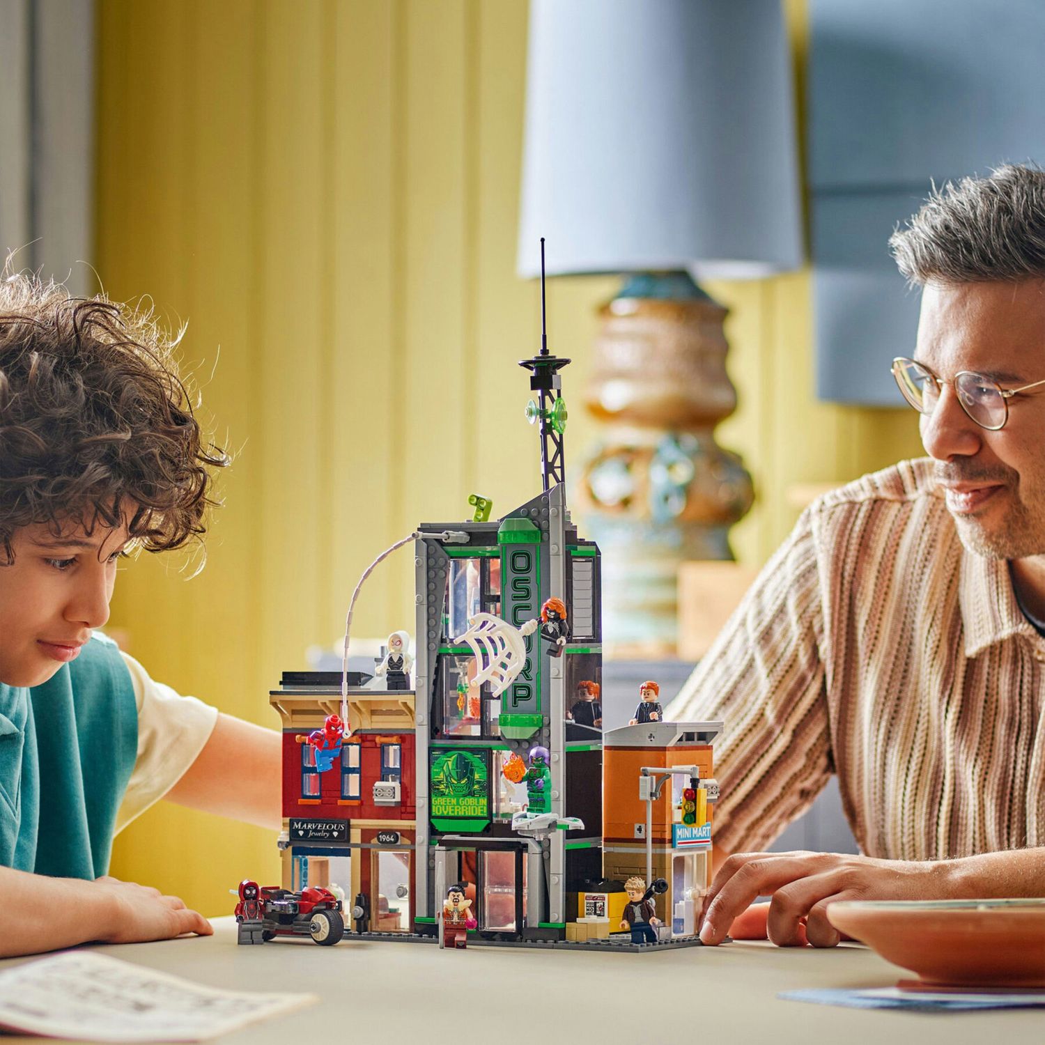 LEGO Marvel 76324 Spider-Man vs Oscorp con Moto e 8 Minifigure - LEGO, Marvel