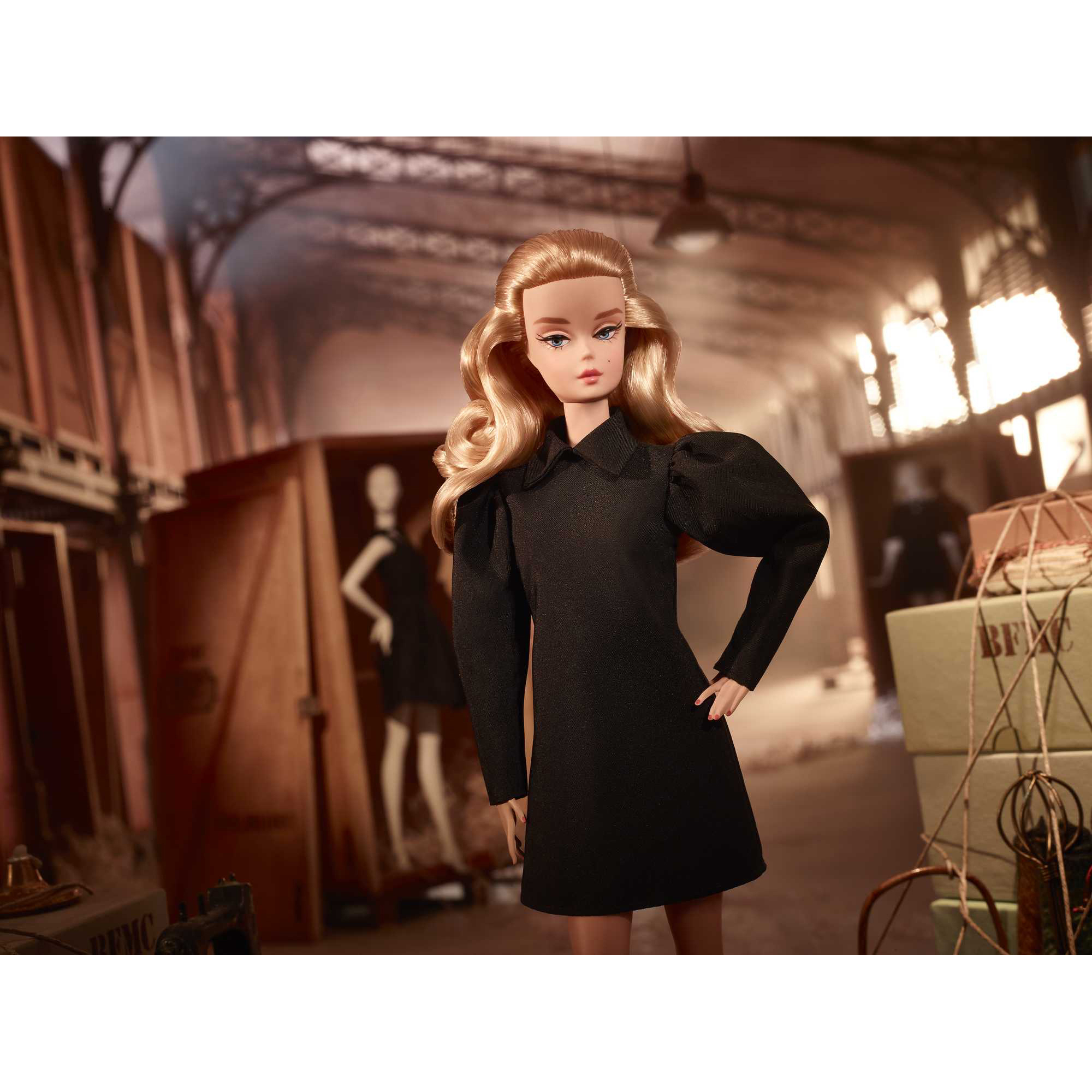 Barbie Signature da Collezione con Vestito da Ballo ed Accessori GHT43 - Barbie
