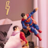 Personaggio Superman 30 cm con decorazioni originali, mantello e 11 punti di articolazione - DC Comics