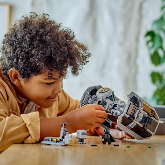 LEGO Star Wars 75347 TIE Bomber Model Building Kit, con Darth Vader e Spada Laser - LEGO, Star Wars