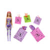 Barbie Color Reveal Serie Dolci Frutti, Bambola profumata con 7 sorprese Cambia-Colore e accessori - Barbie