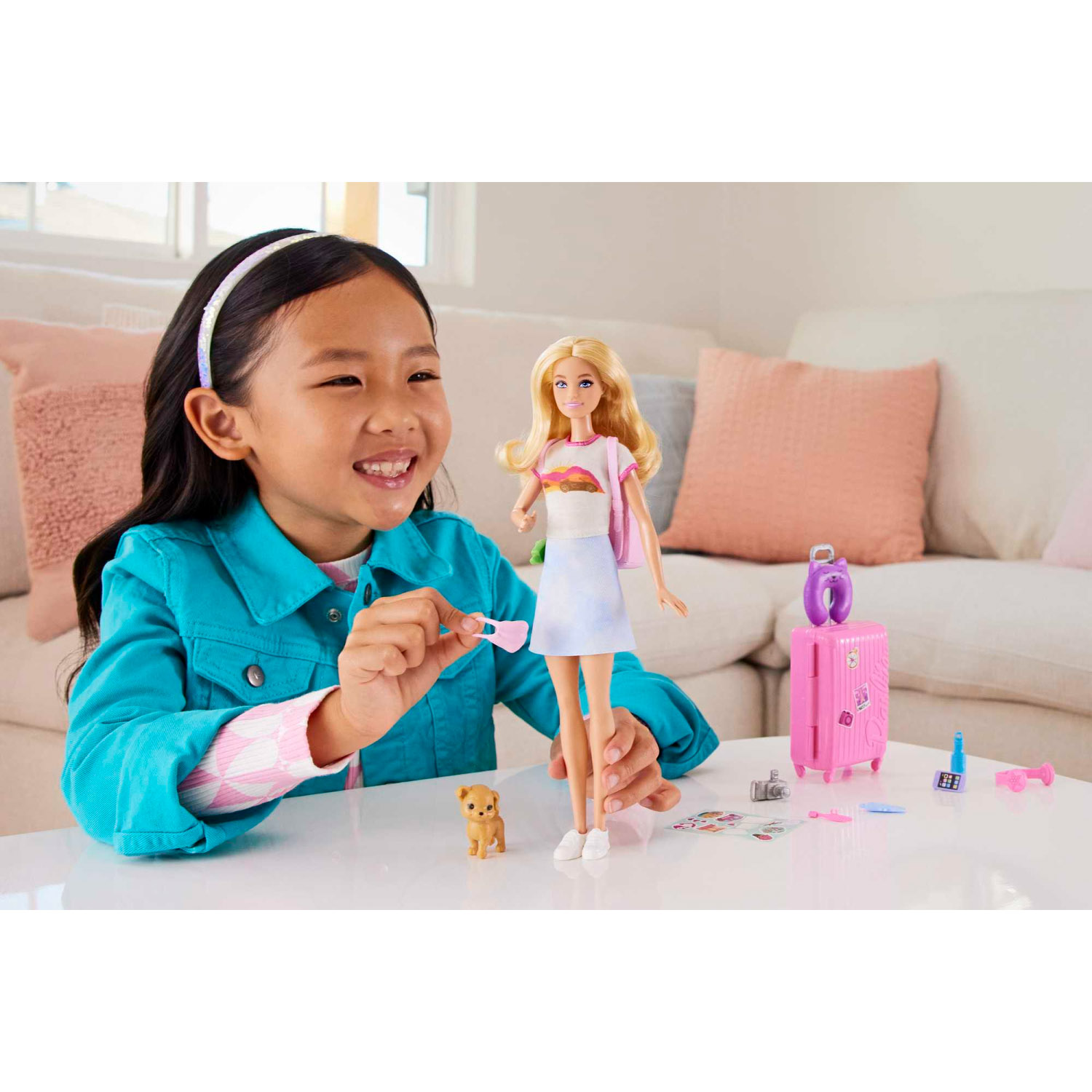 Barbie Set Da Viaggio Malibu, Bambola con cagnolino e valigie con rotelle incluse - Barbie