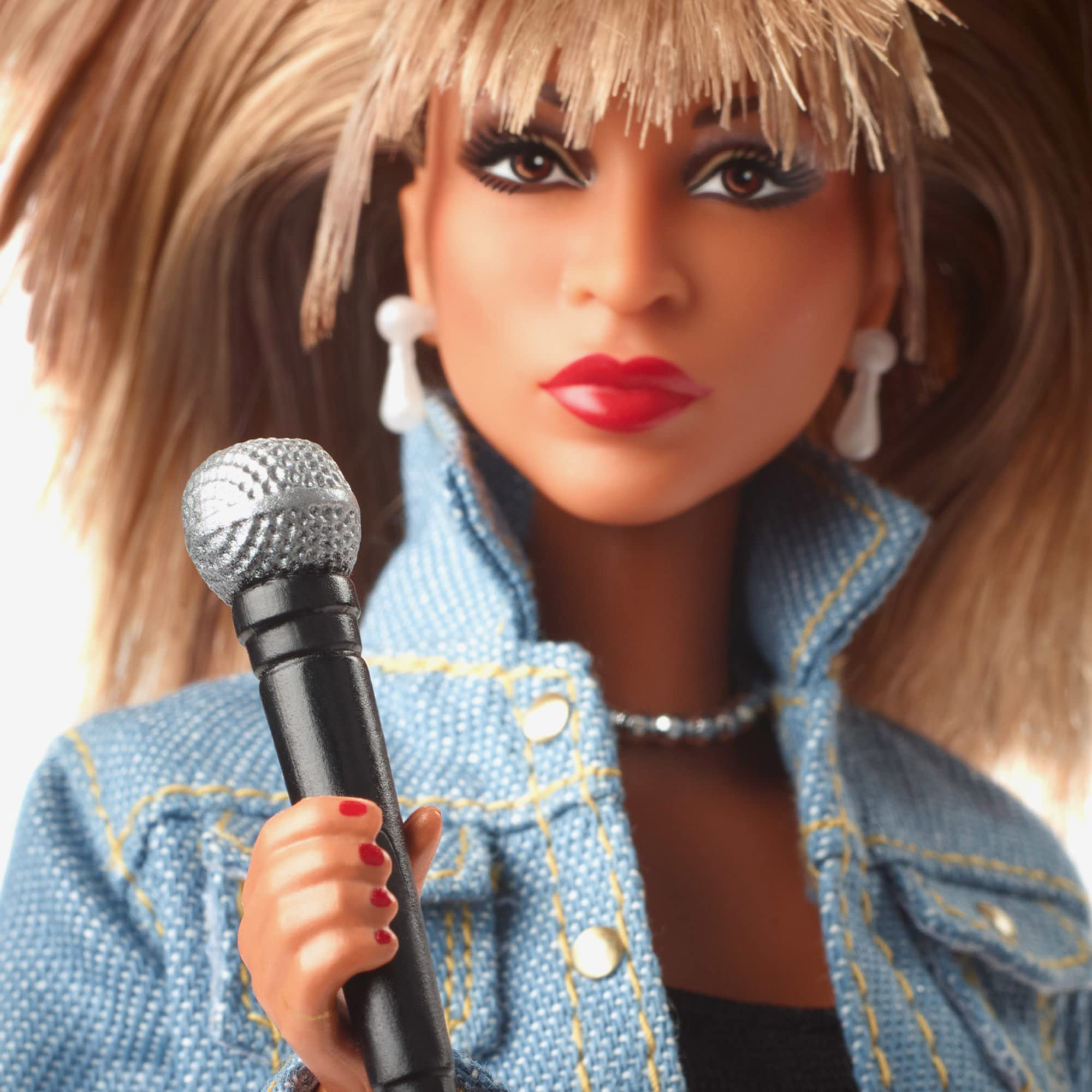 Barbie Signature ispirata a Tina Turner, con microfono e accessori, da collezione - Barbie