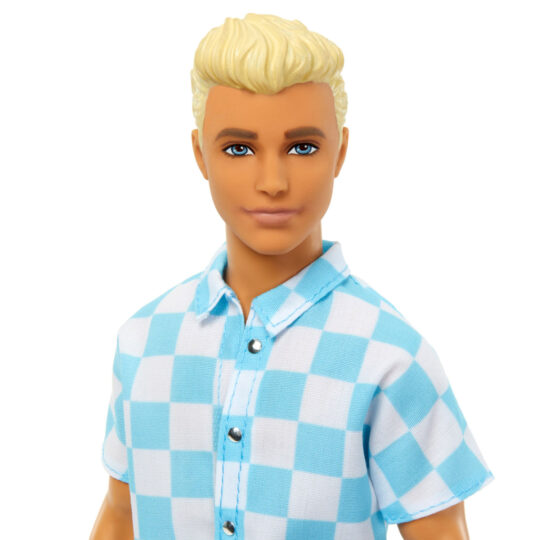 Ken con costume da bagno, abbigliamento da spiaggia, accessori e arredamento - Barbie