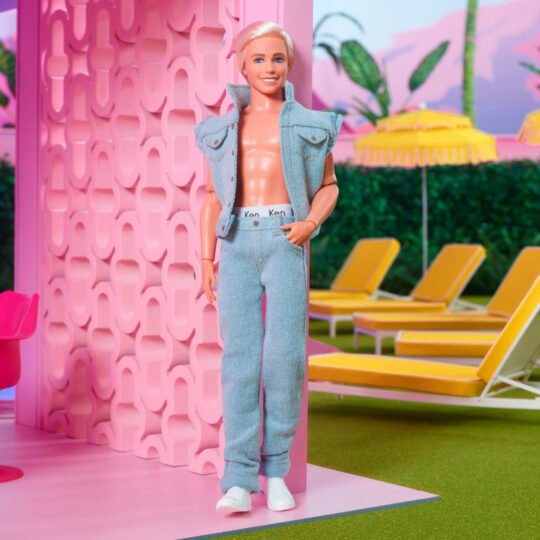Ken con completo di jeans coordinato dal film Barbie, da collezione - Barbie