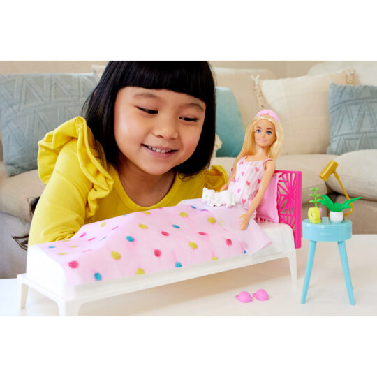 Set camera da letto di Barbie con pigiama, arredamento e accessori a tema - Barbie