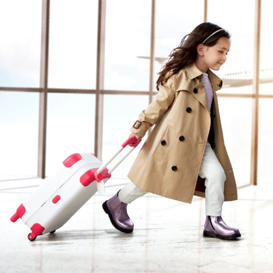 Set da Viaggio giocattolo Jet-Setter con Trolley e accessori, 15 pezzi - FAO Schwarz