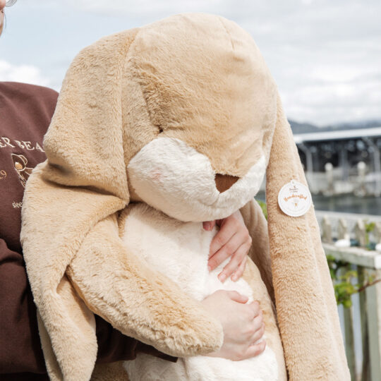 Peluche Coniglietto Grand Floppy Nibble Bunny Almond Joy 100 cm - Bunnies By The Bay